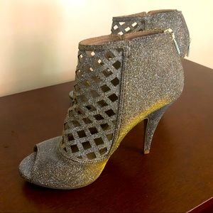 Sz. 8 metallic glittery gold iridescent heels.